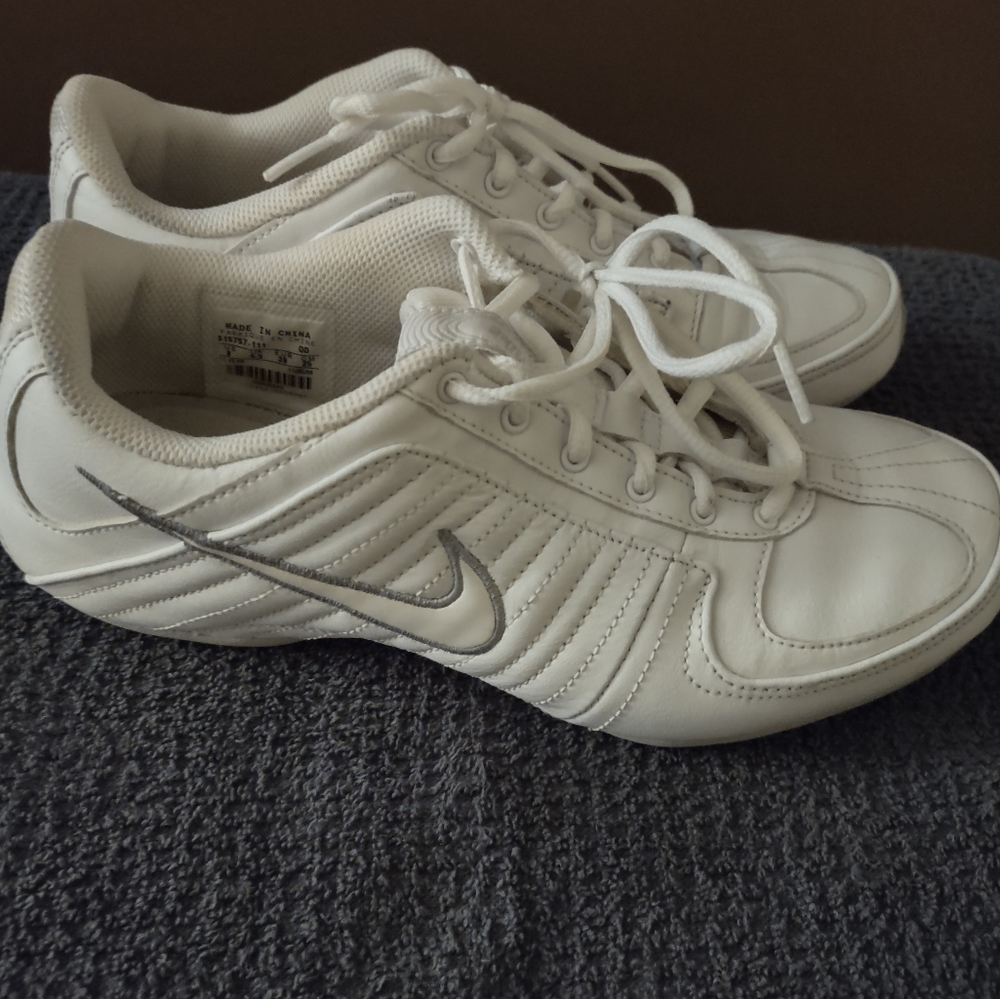 Women's size US 8 Nike Tennis shoes